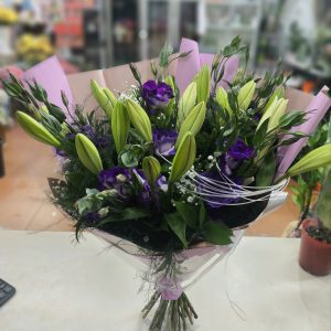 זר פרחים סגול לבן, ליזיאנטוס ושושן צחור.למשלוח בנוף הגליל