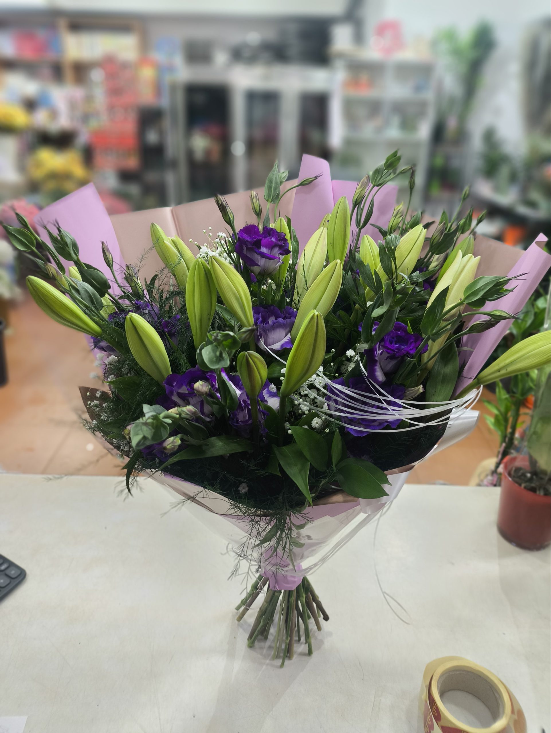 זר פרחים סגול לבן, ליזיאנטוס ושושן צחור.למשלוח בנוף הגליל